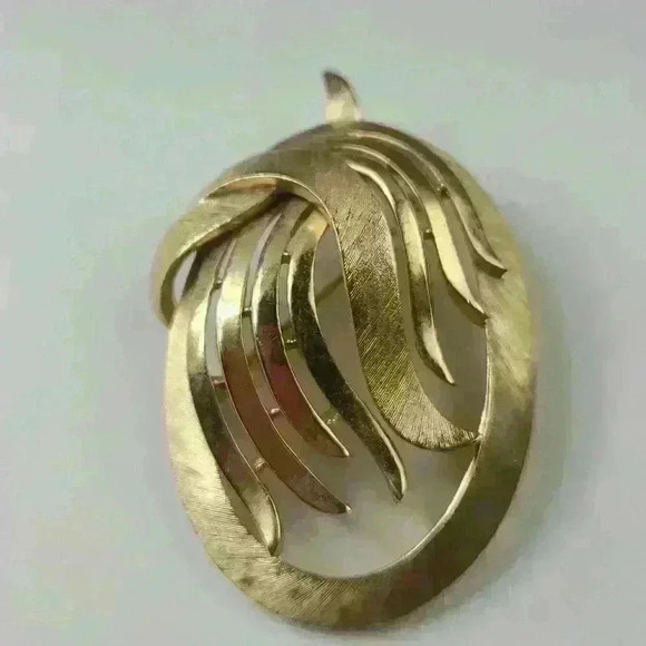 CROWN TRIFARI  vintage Crown Trifari Art Deco Gold-toned Trifari brooch - Picture 5 of 17